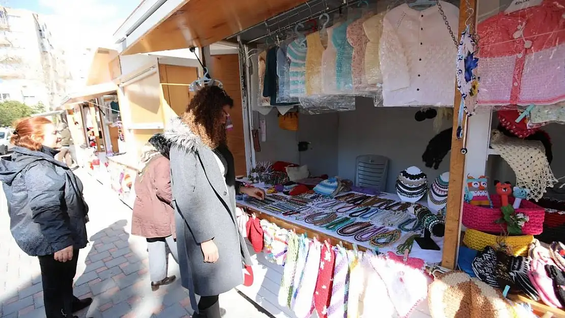 Bayraklı'da üretici kadınların stantları yenilendi