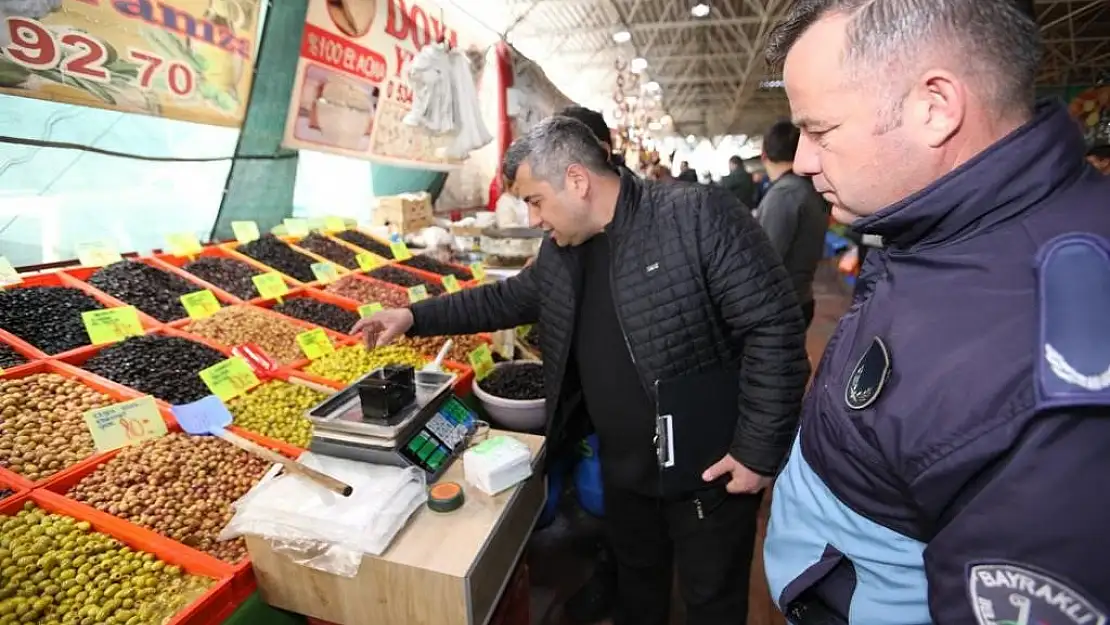 Bayraklı’da zabıtadan pazar yerlerinde tartı denetimi