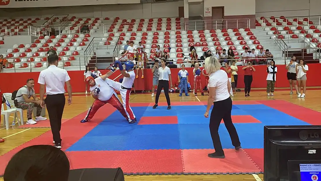 Bayraklılı sporculardan Kick Boks başarısı