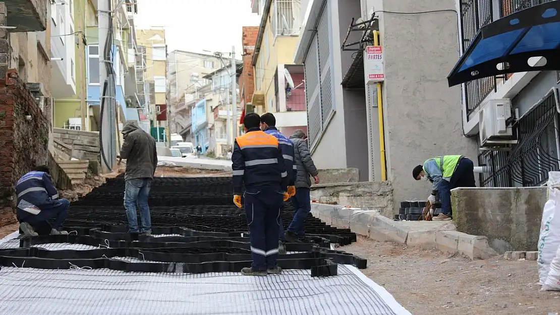 Bayraklı'nın sokakları kilit parke ile yenileniyor