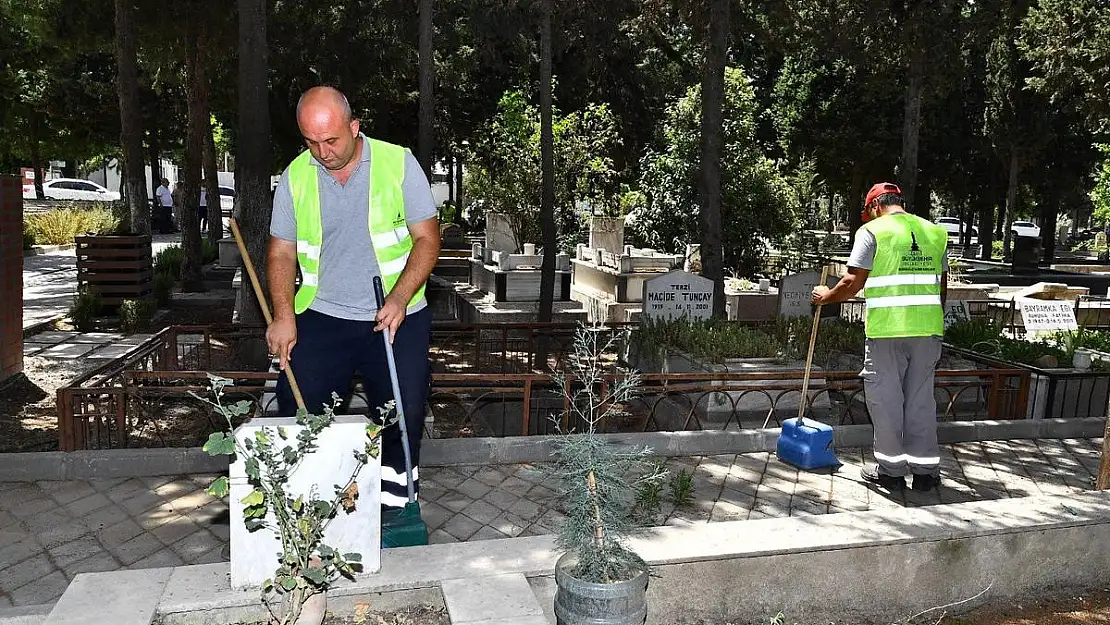 Bayram öncesi mezarlık bakımı