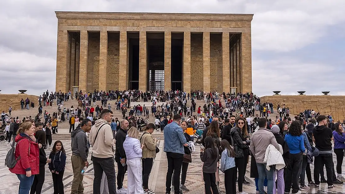 Bayram tatilinde binlerce kişi Anıtkabir’e koştu