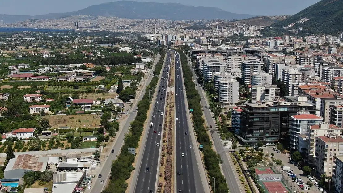 Bayram tatilinde yoğunluk: İzmir’de trafik ekipleri seferber oldu