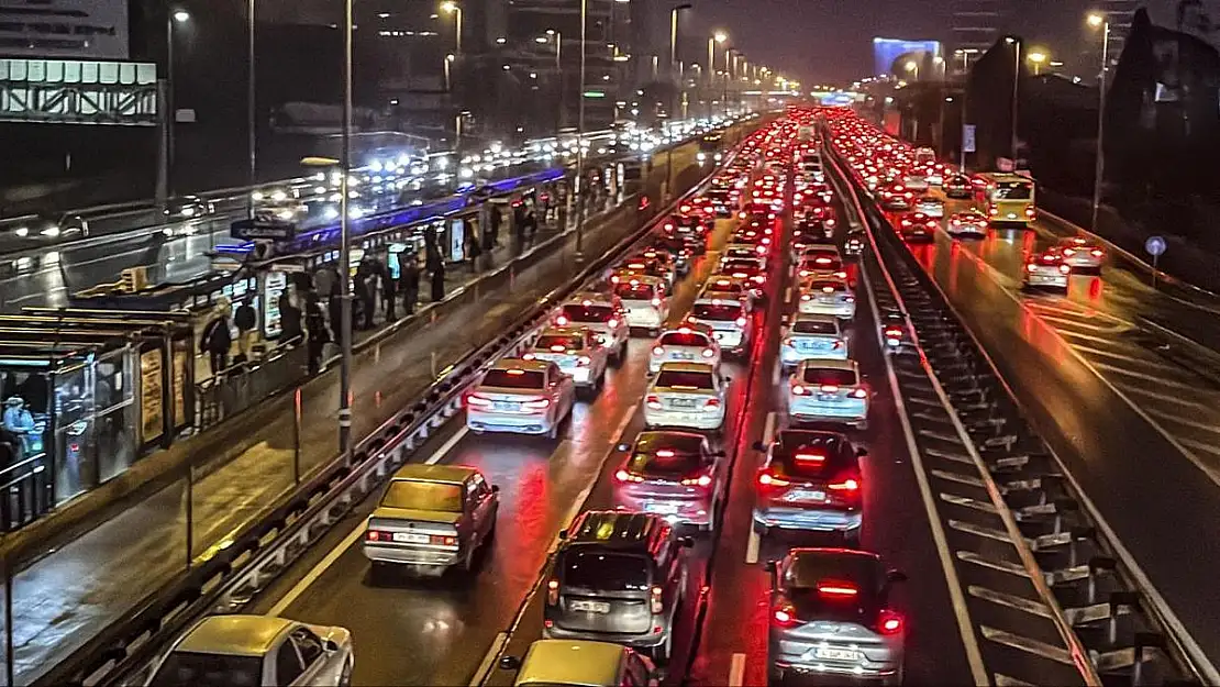 Bayram yoğunluğu başladı! Validen açıklama geldi… Araç trafiği yüzde 100'e ulaştı…