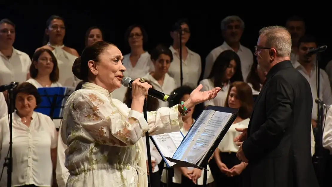 Belkıs Akkale Torbalı Korosu ile birlikte konser verdi