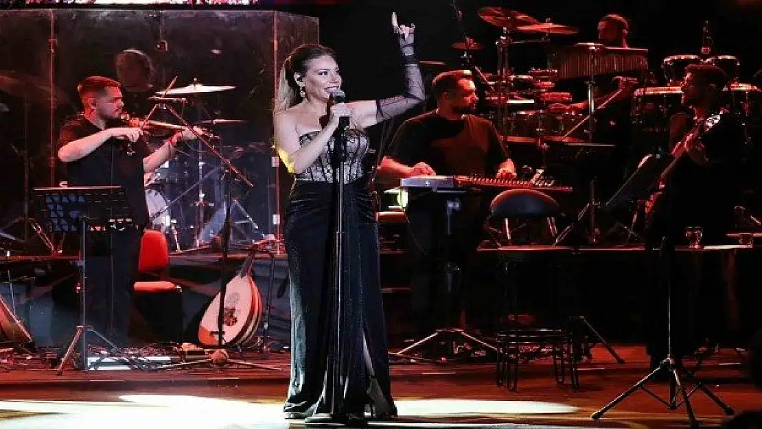 Bergama’da Linet 18 bin kişiye konser verdi