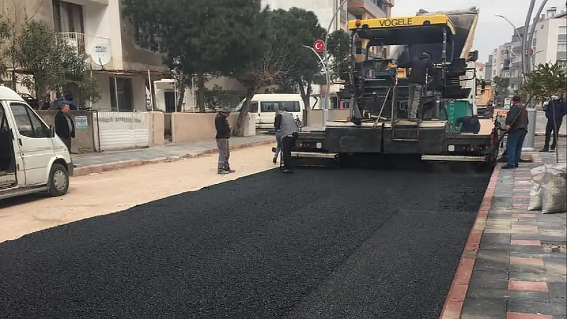 Bergama’da  yollar sıcak asfalt ile yenileniyor