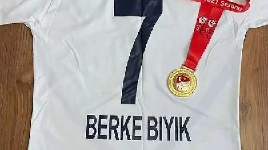 Berke Bıyık, depremzedelere yardım için formasını 18 bin TL'ye sattı