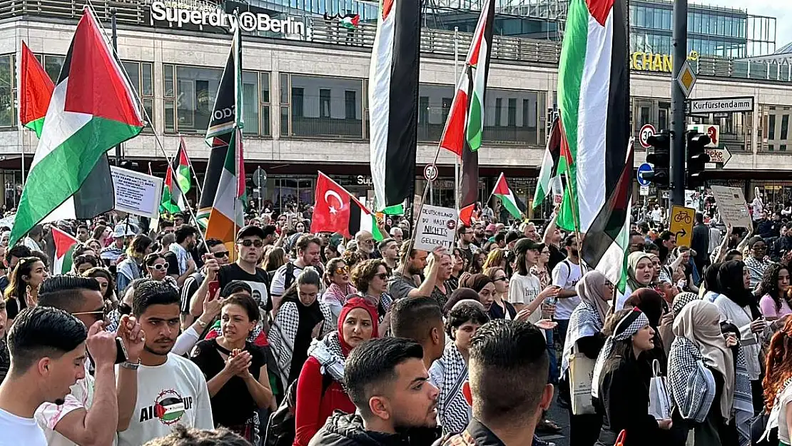 Berlin'de binlerce kişi Filistin için toplandı!