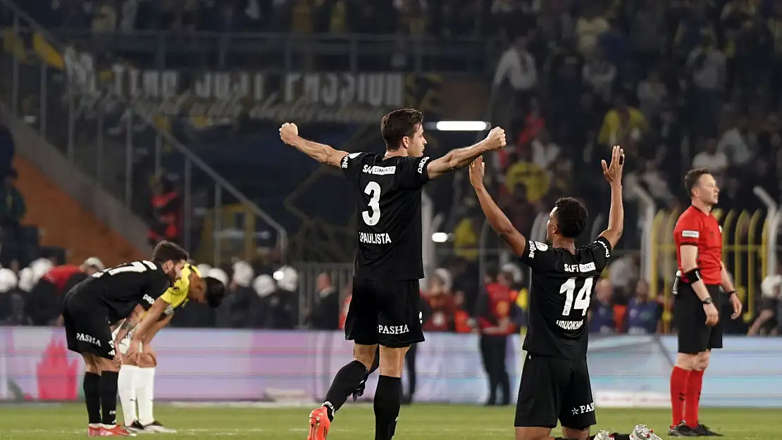 Beşiktaş, Fenerbahçe'yi zirve yarışından uzaklaştırdı: 0-1