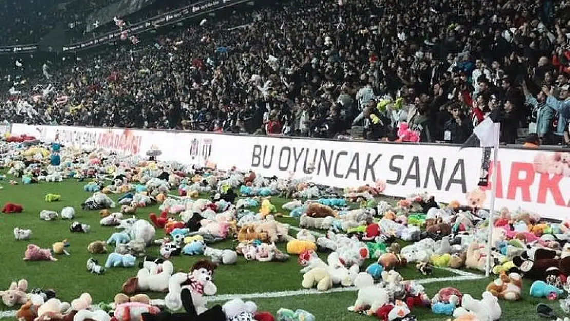 Beşiktaş taraftarı, depremzede çocuklar için sahaya oyuncak attı