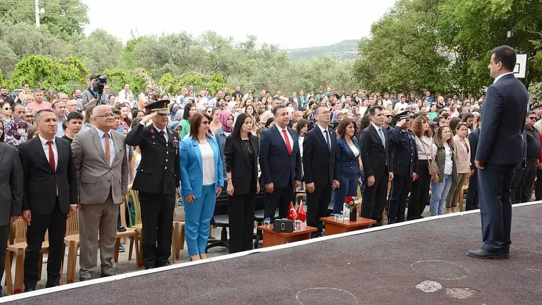 Beydağ, 23 Nisan çoşkusunu atatürk anıtı’nda kutladı