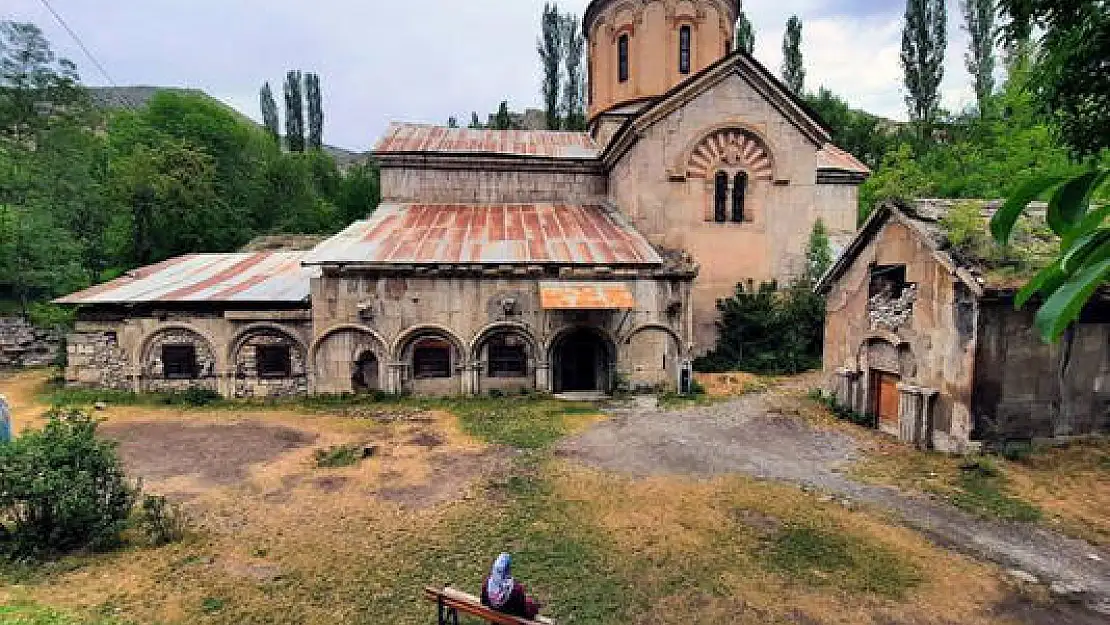 Bin yıllık cami zamana meydan okuyor