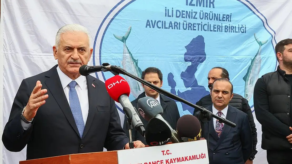 Binali Yıldırım İzmir’de balıkçı barınağını ziyaret etti