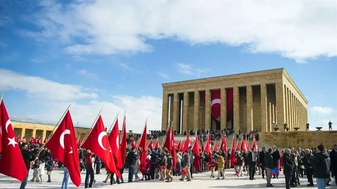 Binlerce kişi Anıtkabir’e koştu