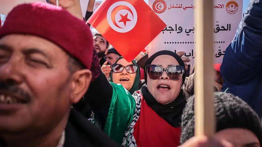 Binlerce kişi hükümeti protesto etti!