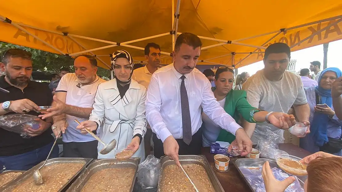 Birlik ayında kadın erkek ayrı sıraya sokuldu