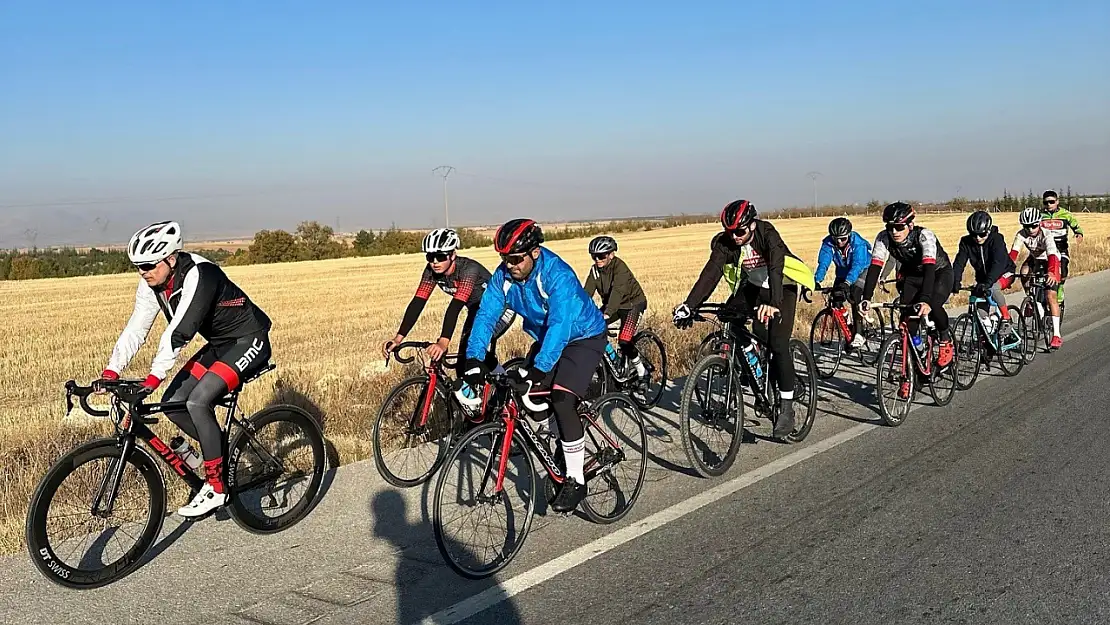 Bisikletten düşen Vali köprücük kemiğini kırdı: Tedaviye alındı