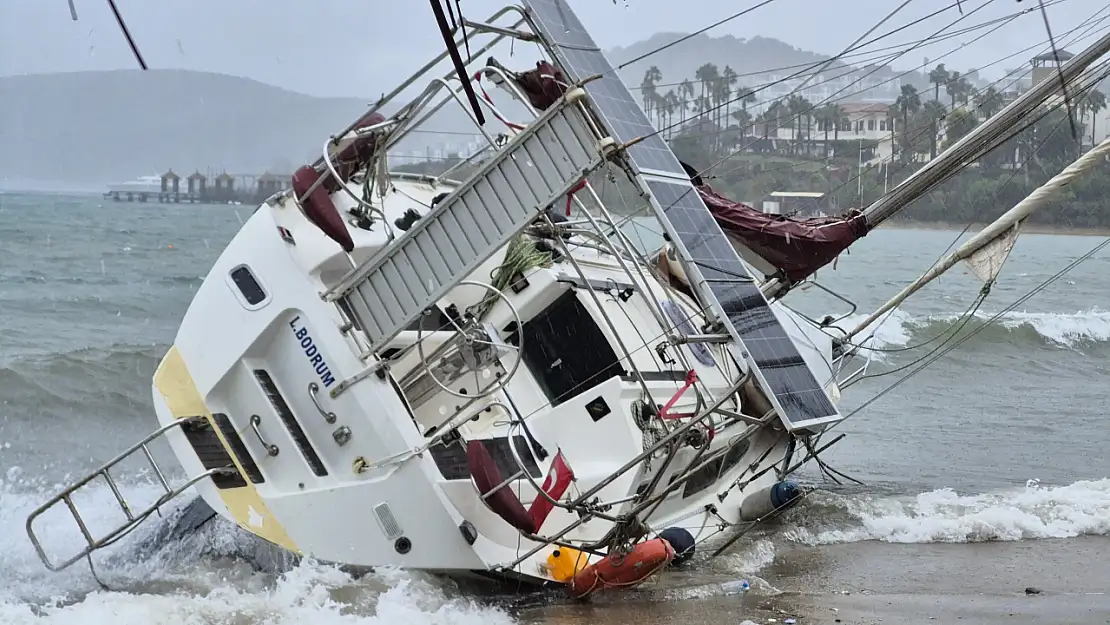 Bodrum'da lüks yelkenli fırtınada karaya oturdu