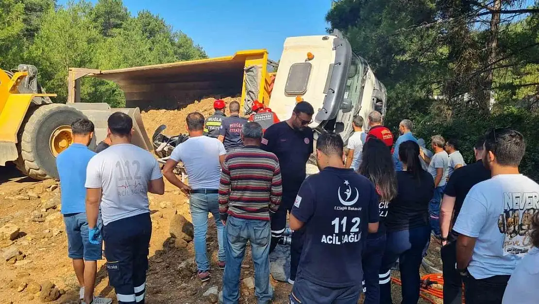 Bodrum’da harfiyat kamyonu minibüsün üzerine devrildi: 1 ölü, 2 yaralı