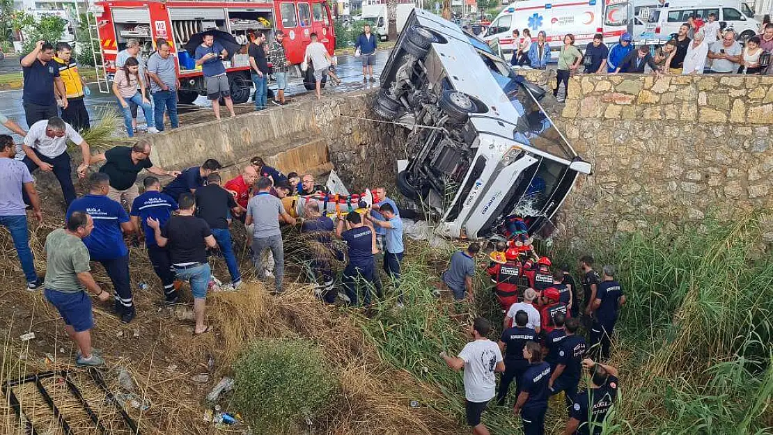 Bodrum'da kayganlaşan yolda midibüs dereye devrildi: 23 yaralı