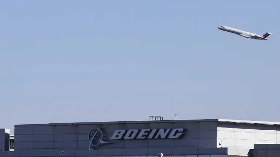 Boeing uçağın motor kapağı düştü