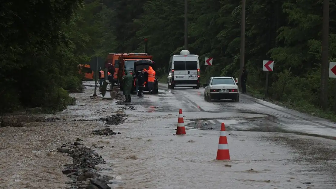 Bolu’da dereler taştı: Yollarda göçükler meydana geldi