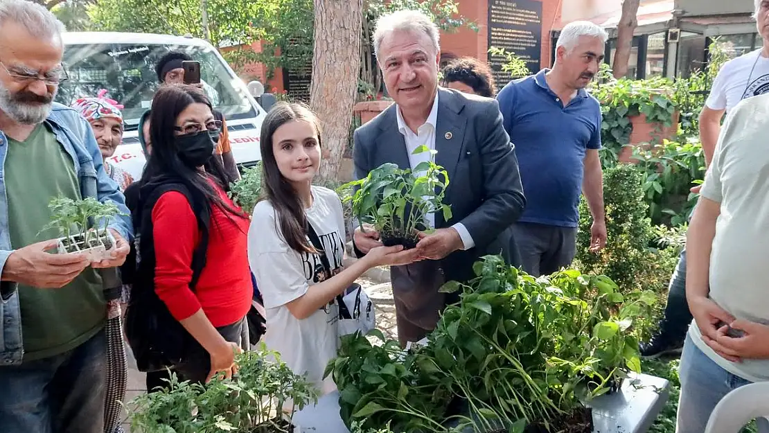 Bornova Belediyesi Çevre gününde Vatandaşlara fide dağıttı