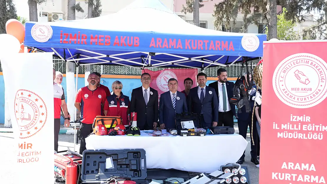 Bornova'da bir ilk: Çocuklar bu kez sağlık için sahnedeydi!