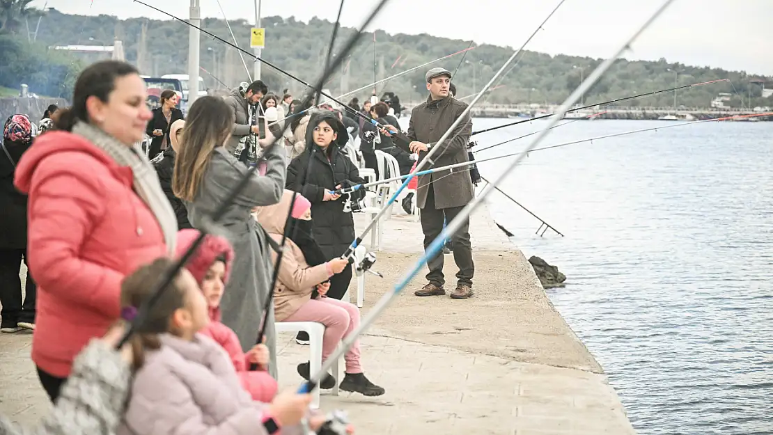 Bornova'dan gelip, Dikili'de balık tutmayı öğrendiler