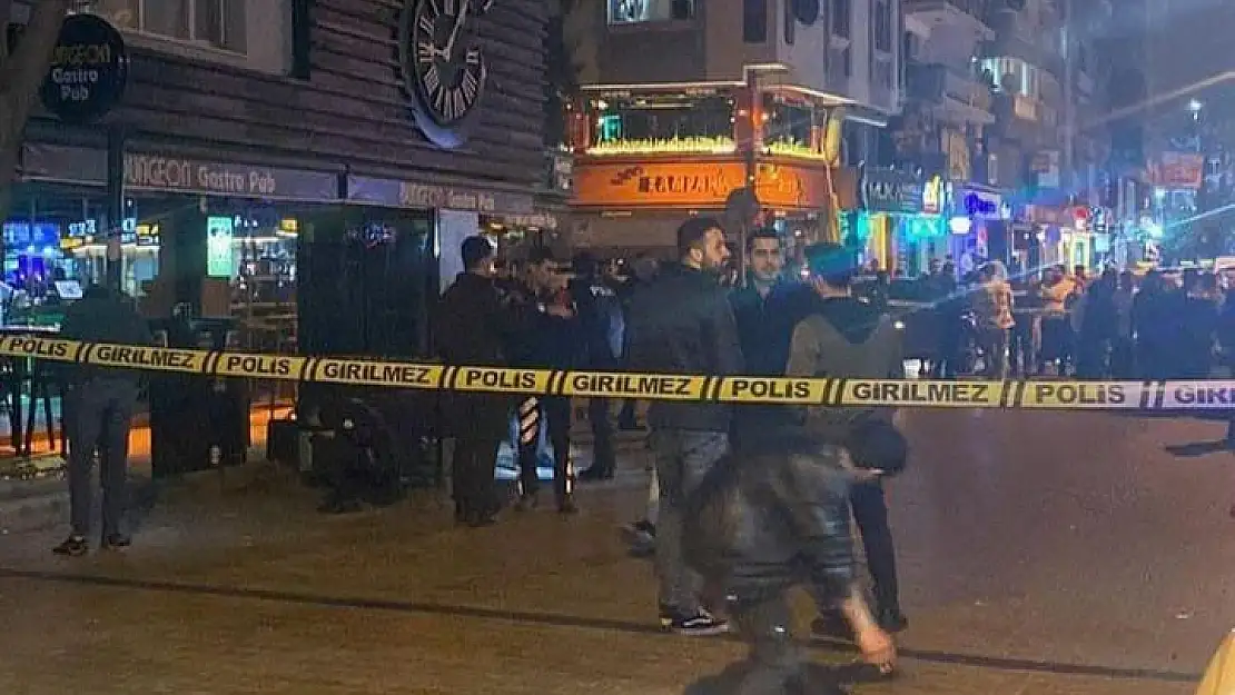 Bornova’da eğlence mekanı önünde başından vuruldu!