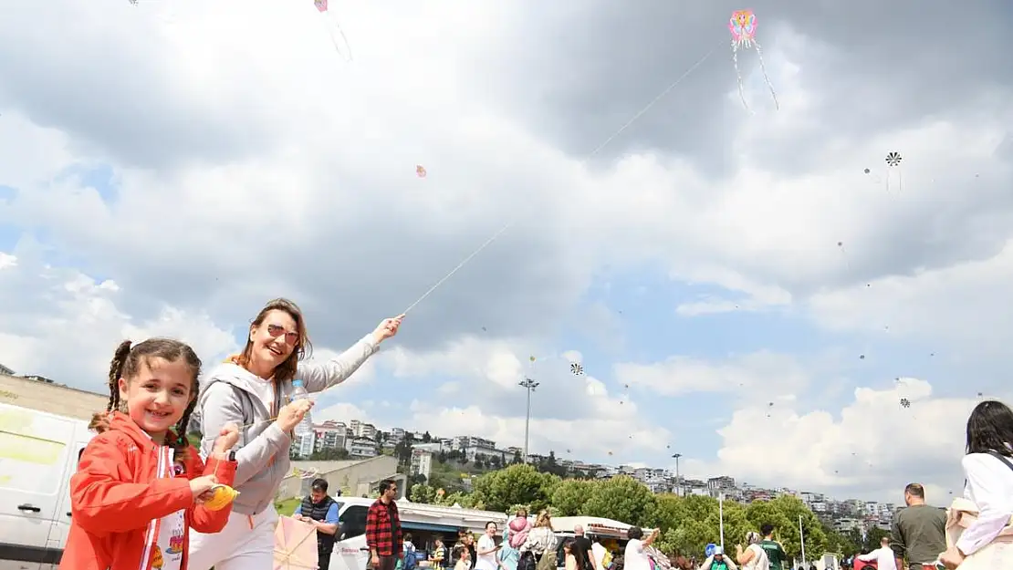 Bornova'da gökyüzünü uçurtmalar renklendirdi