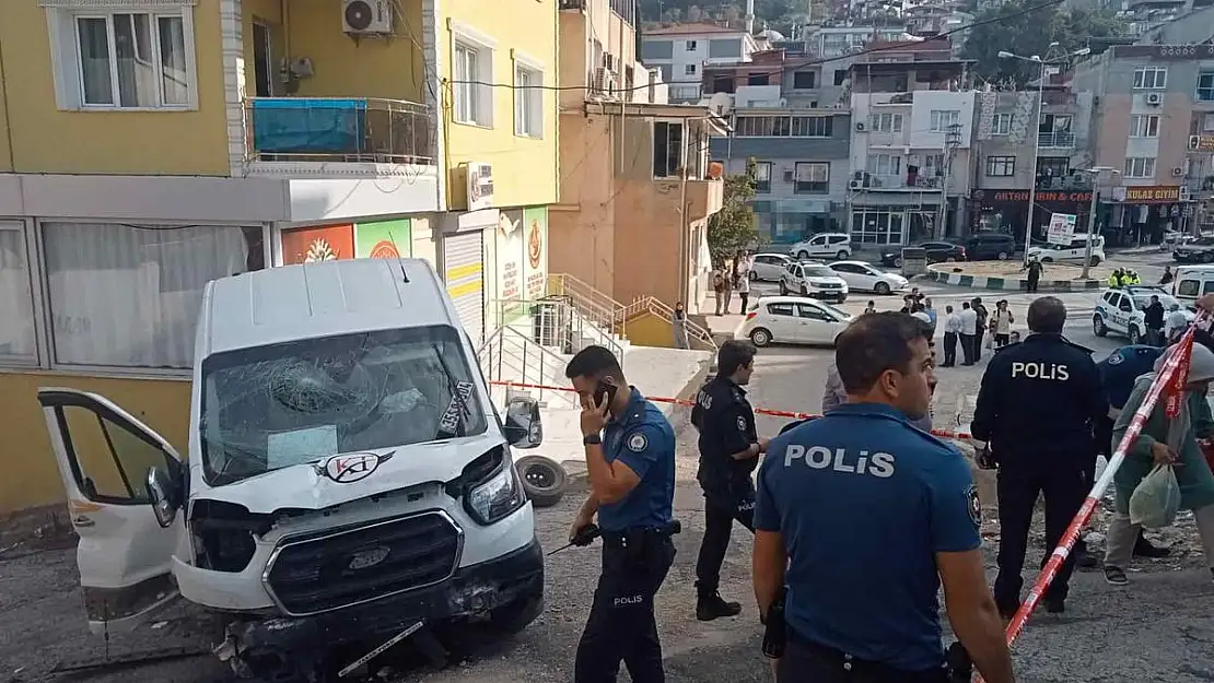 Bornova’da freni patlayan servis arabası! Çok sayıda yaralı var