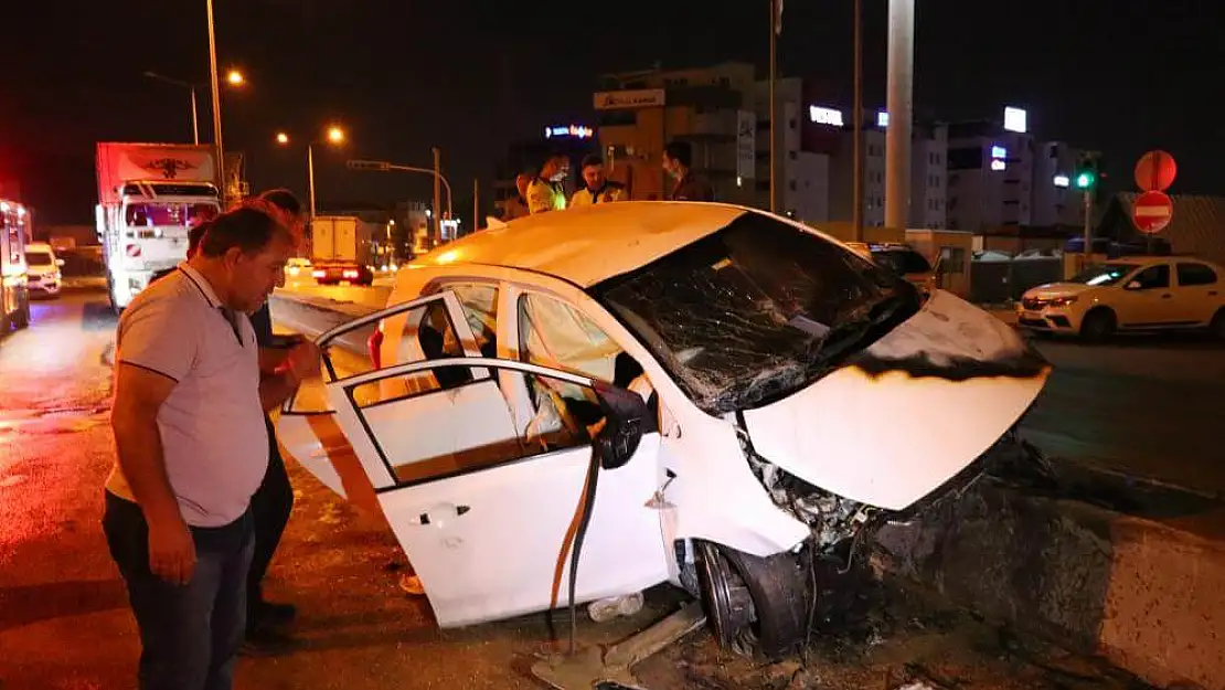 Bornova’da kaza yapan araçta yangın çıktı