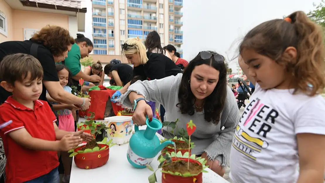 Bornova'da minikler ve annelerine 'Çilek Şenliği' düzenlendi