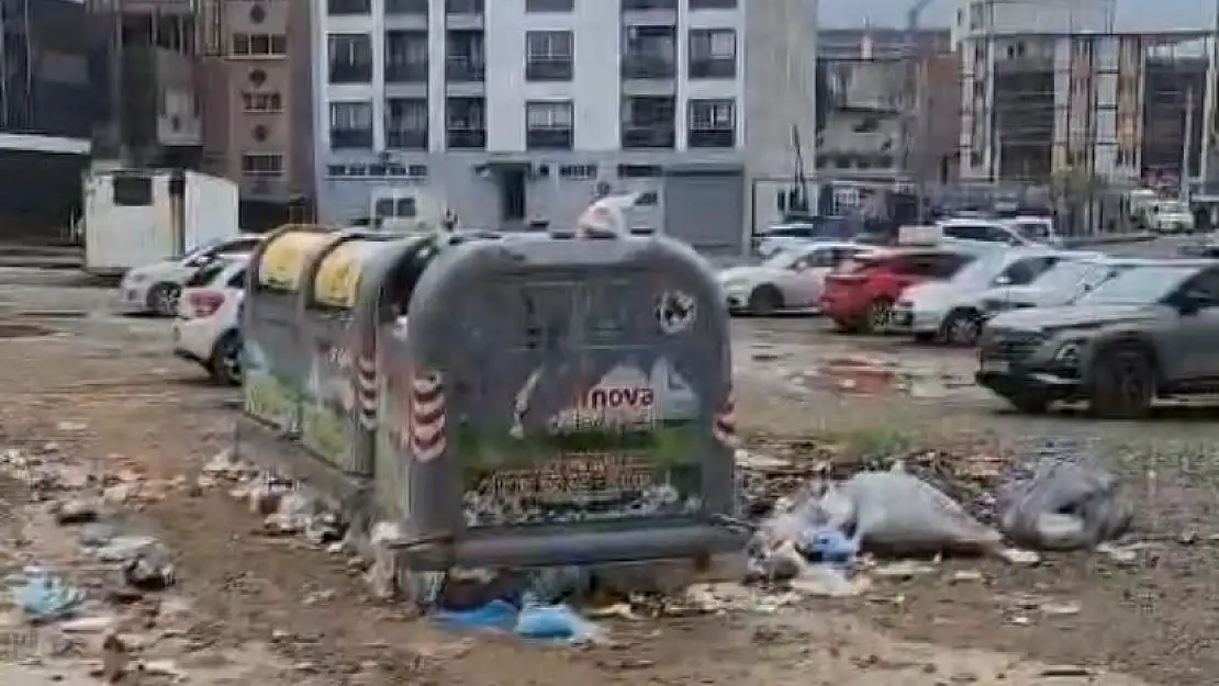 Bornova'da vatandaşlar çöplerin özensiz toplandığından şikayetçi!