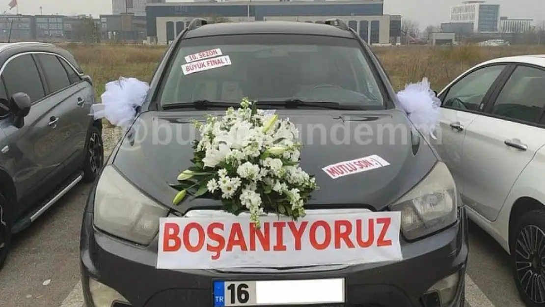 Boşanmaya giderken aracına 'Boşanıyoruz', 󈧎. sezon büyük final’, ‘mutlu son :)’ yazarak şehiri turladı