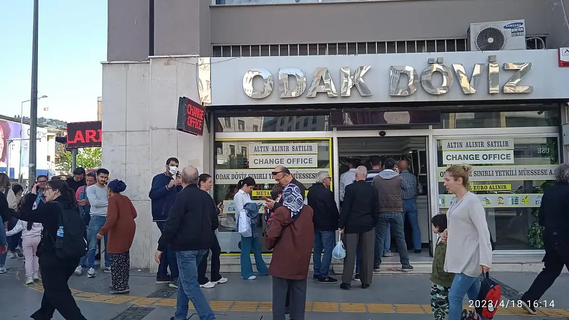 Döviz bürolarında kuyruklar oluştu