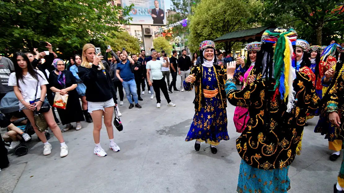 Bu görüntüler İzmir'den! Bornova'da halay coşkusu sokaklara taştı