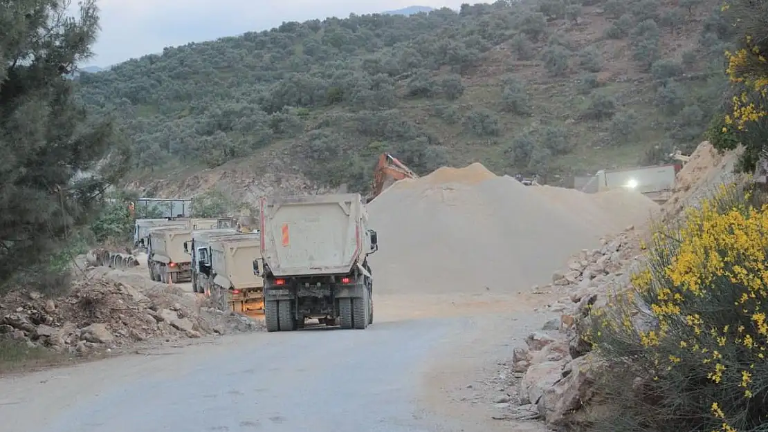 Bu kadarı pes dedirtti yolun ortasına şantiye kurdular