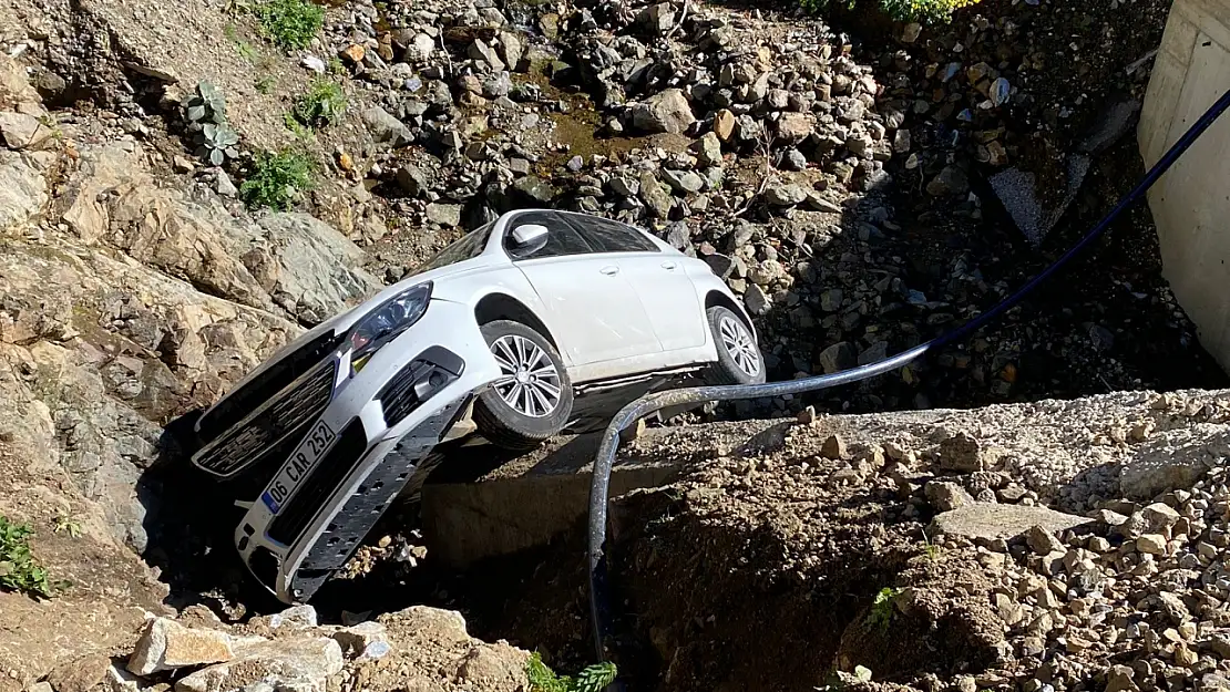 Bu otomobilden sağ çıkıp otostopla şehir merkezine gittiler!