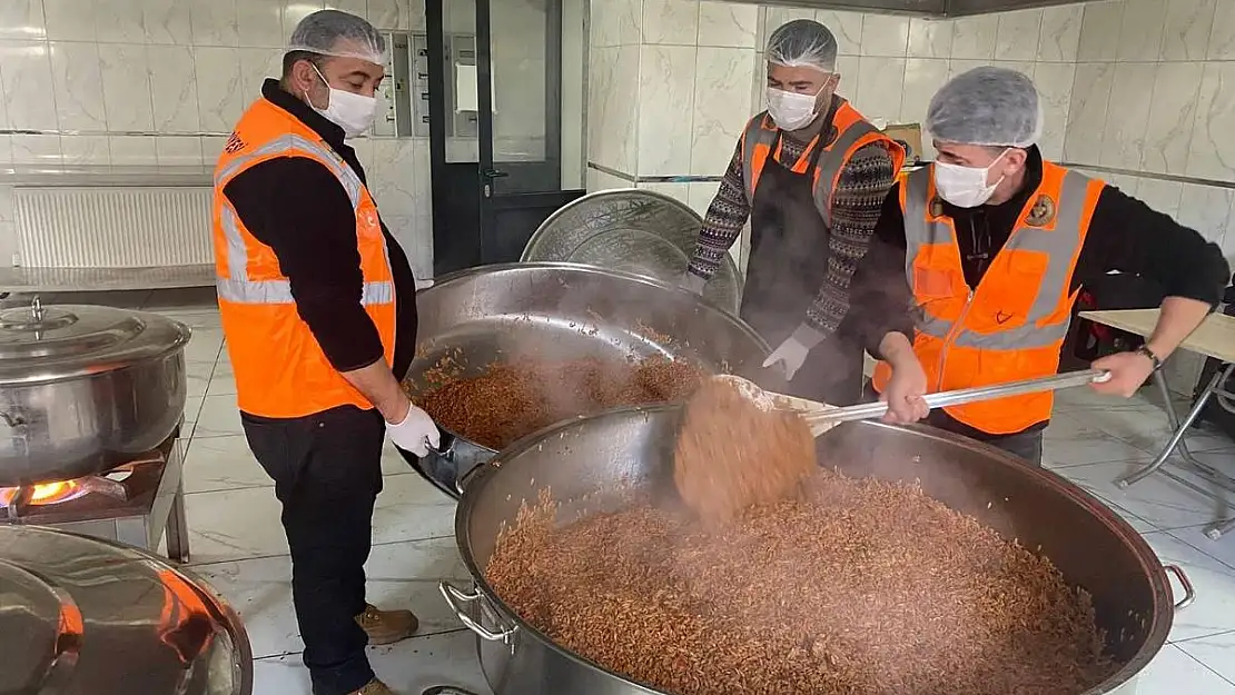 Buca Belediyesi afet bölgesinde mobil mutfak kurdu