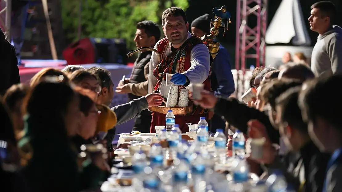 Buca’da ilk iftar Mevlana Tesisleri’nde yapıldı