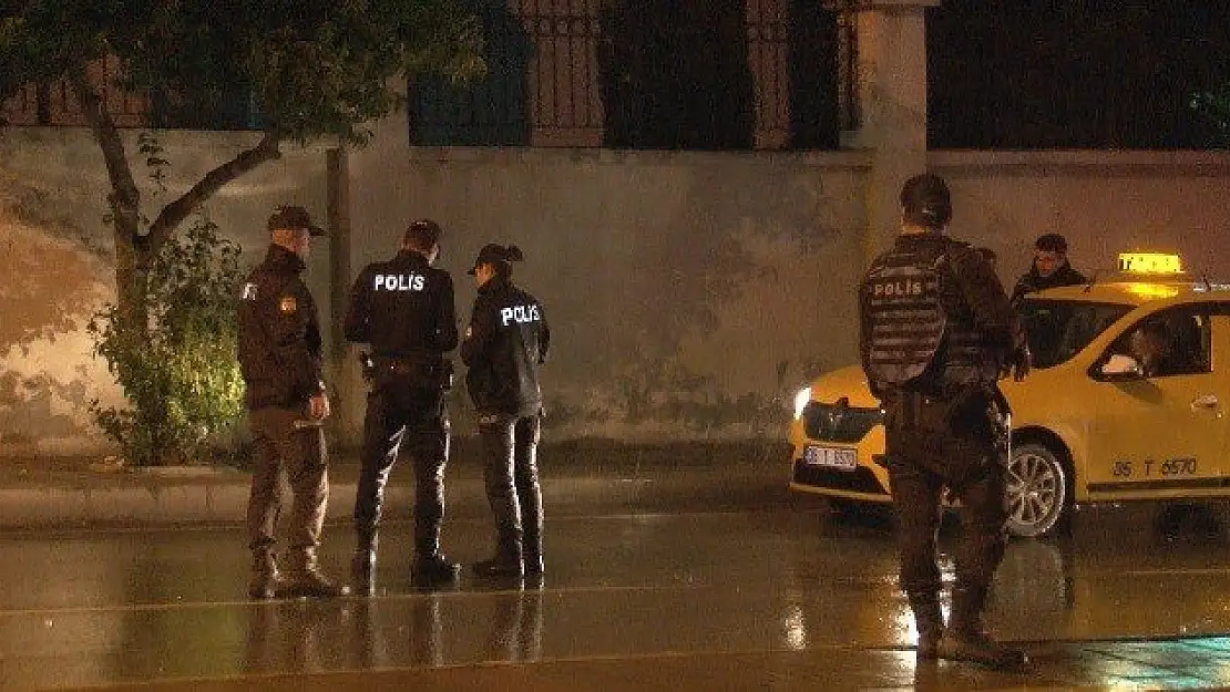 Buca’da polis ekiplerinden gece denetimi