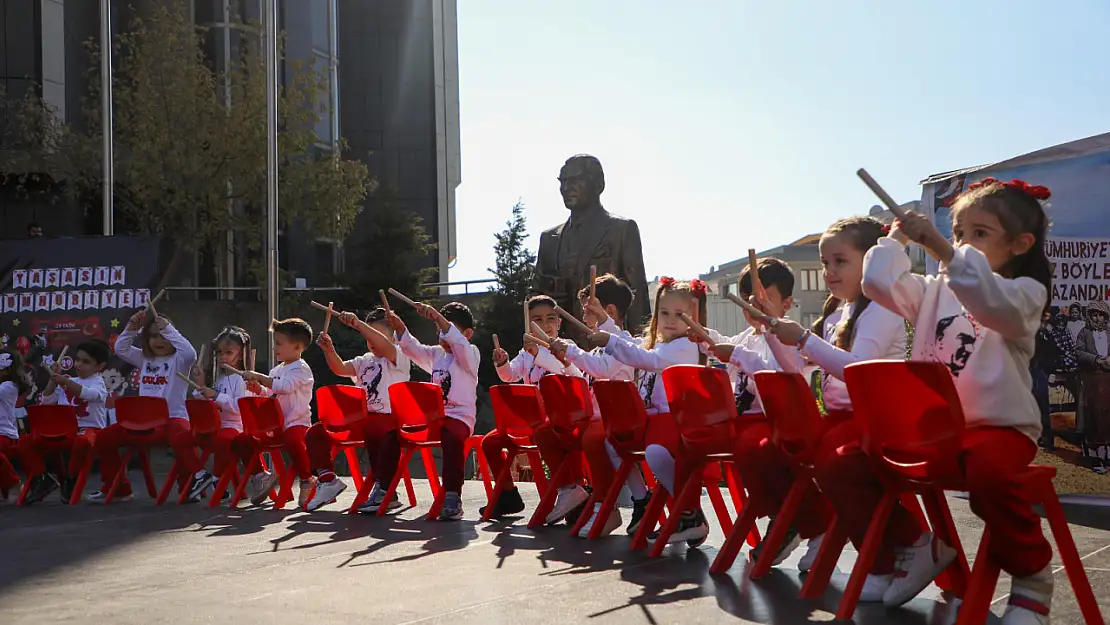 Bucalı miniklerin Cumhuriyet coşkusu