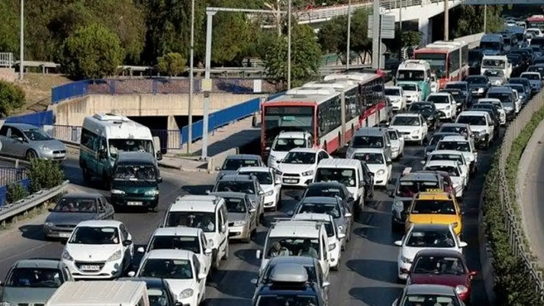 Bugün İzmir'de trafiğe çıkacak olan vatandaşlar: Buca, Konak, Bornova, Karabağlar'da bu ücretler ödenecek!