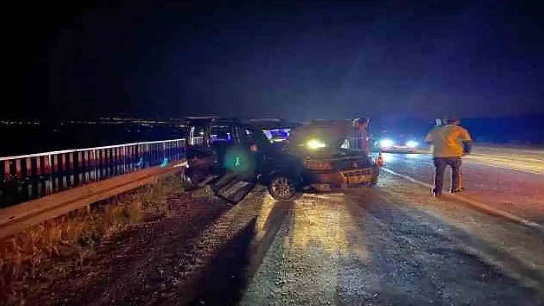 Buldan’da otomobil ticari araç ile çarpıştı 3 yaralı 