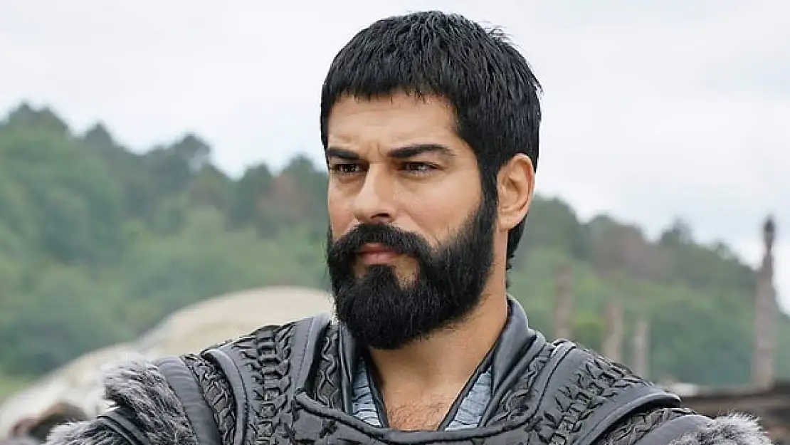 Burak Özçivit'in yeni imajı hayranlarından tam not aldı