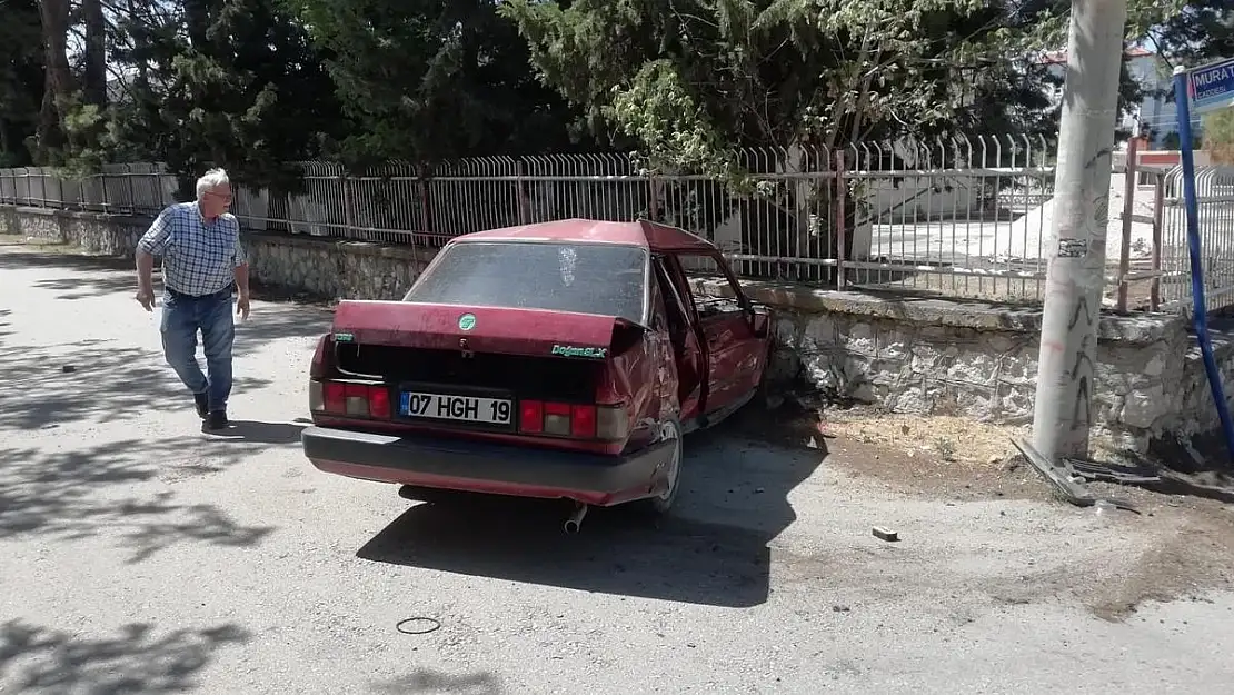 Burdur’da kavşağa kontrolsüz giren otomobil minibüsle çarpıştı, 1 yaralı var