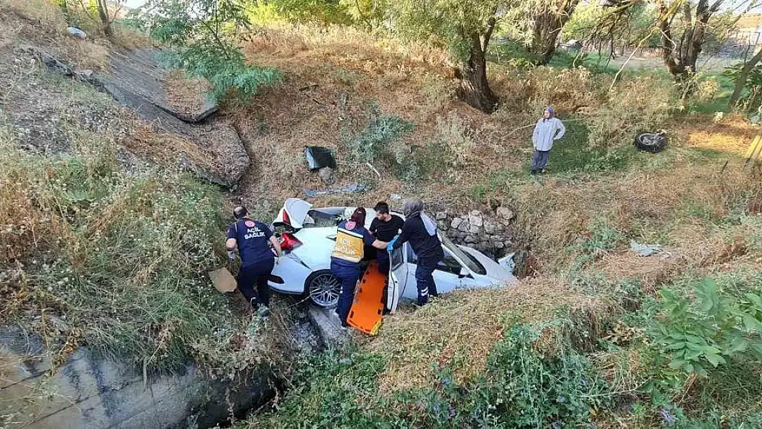 Burdur'da otomobil dereye uçtu